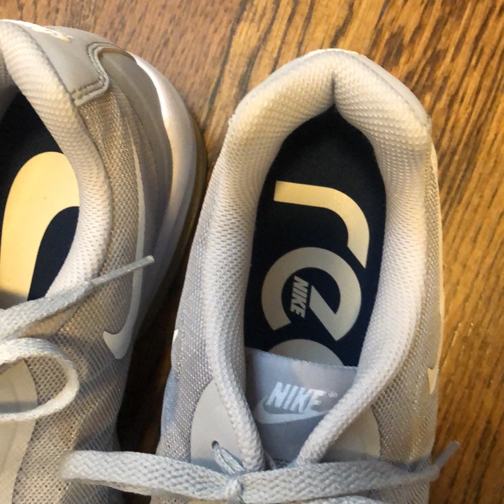 Nike Air React. Size 11 - image 2